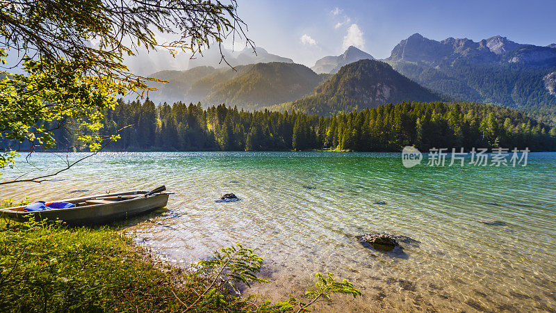 休闲船在高山湖Tovel - Trentino alto adige, Dolomites -意大利